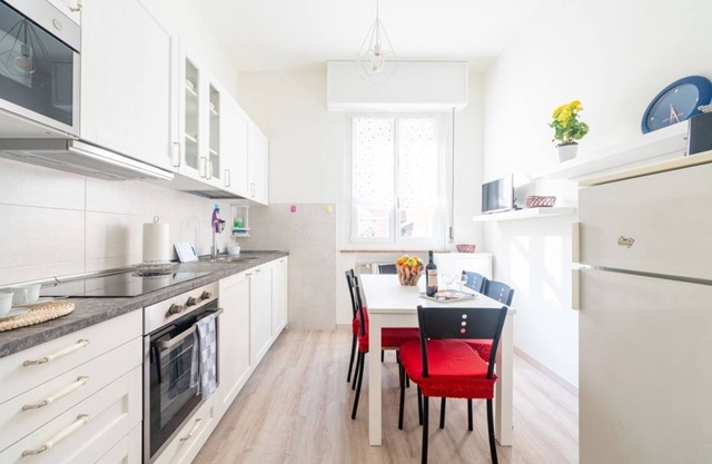 Comfortable apartment located on the mezzanine floor of a building, with five floors in total, from the 70s. There are steps to access it (NO lift).In 85 m2 of space it accommodates 5 guests.We are in a very lively neighborhood, where the city market tak