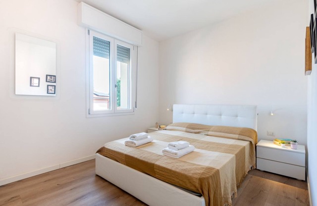 Comfortable apartment located on the third floor, of four in total, of a renovated 1970s building NOT equipped with a lift.In 50 m2 of space it accommodates 4 people with a double bedroom and a queen-size sofa bed in the living room.It is located within