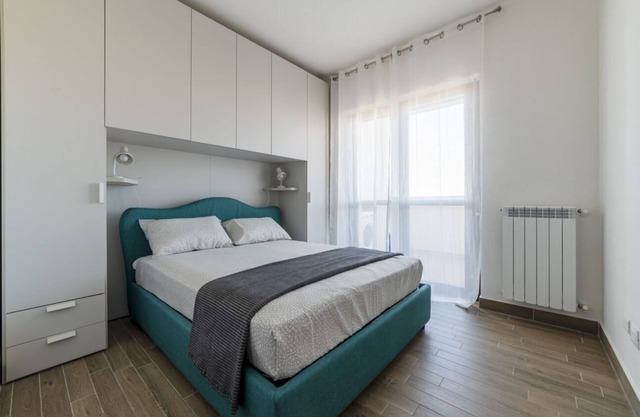 Comfortable apartment located on the sixth floor of a modern residence equipped with a lift.In 40 square meters of space it comfortably accommodates two people with a double bedroom.Located in the Fonte Laurentina district, near the ring road, the Cecchi