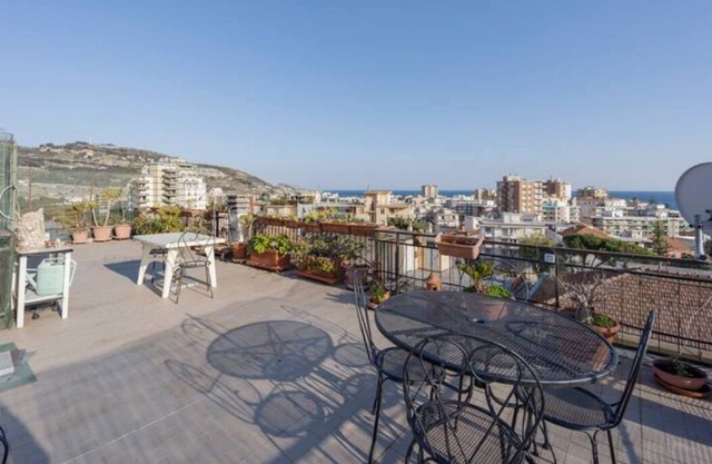 Comfortable central - large terrace-solarium - beach 4 minutes walk - bright