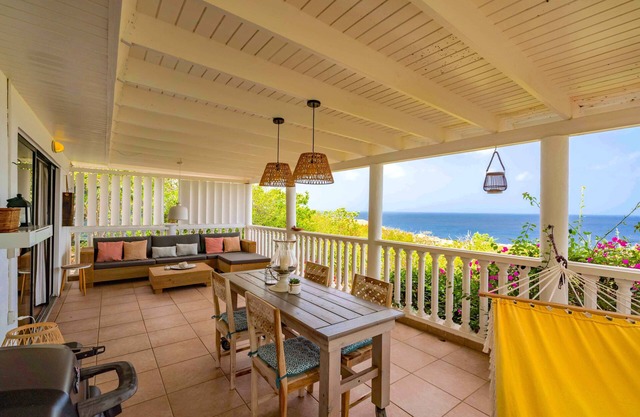 Comfortable Coral Estate Villa with Ocean View