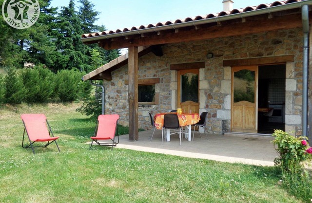 Comfortable cottage with large grounds and pets allowed