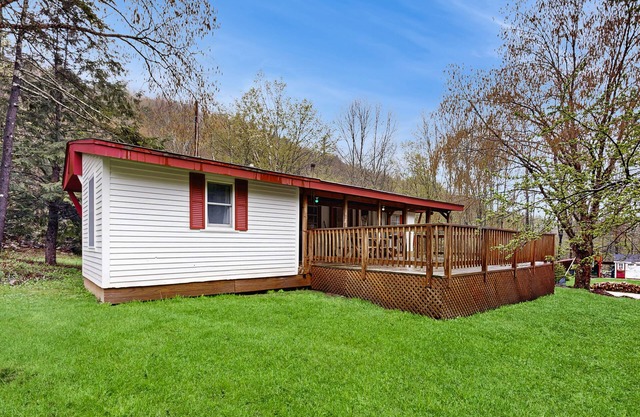 Comfortable dog-friendly home w/pond view, deck, gas grill, wifi, TVs, kitchen