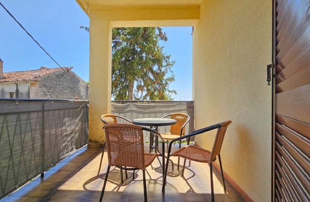 Comfortable, dog-friendly apartment with private balcony, washing machine, WiFi