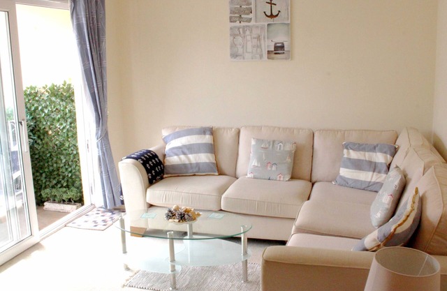 Comfortable double-bed Sidmouth apartment, a minute's easy walk to the seafront