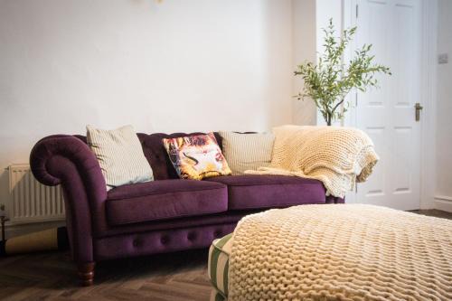 Comfortable Holmfirth Home Close to Trails and Town Sleeps 5