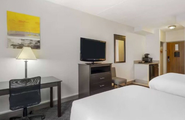 Comfortable Hotel Suites with Fitness Amenities Near Vernon Hills - 2 Units