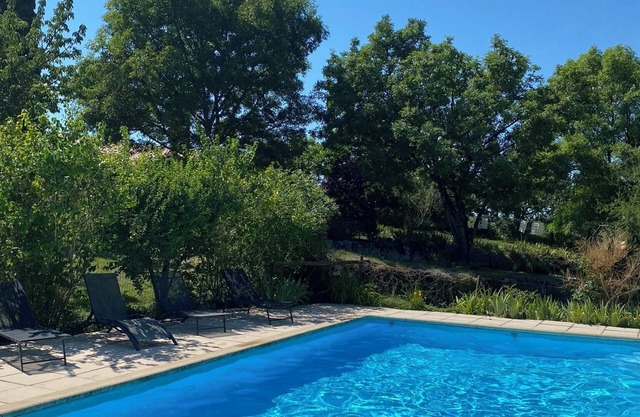 Comfortable house in the heart of the Quercy region, with swimming pool, pets welcome.