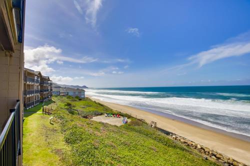 Comfortable Lincoln City Condo with Patio and Views!