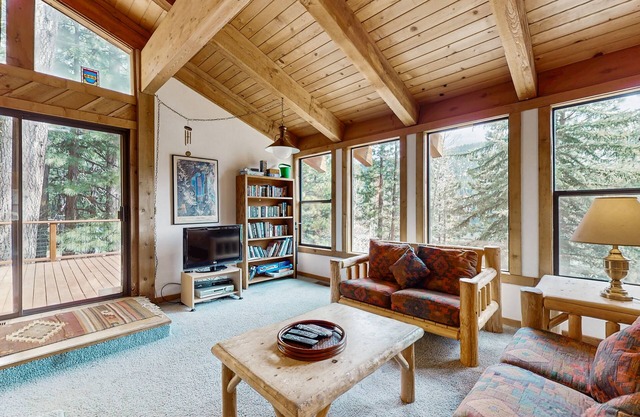 Comfortable, multi-level cabin with amazing lake/mountain views & furnished deck