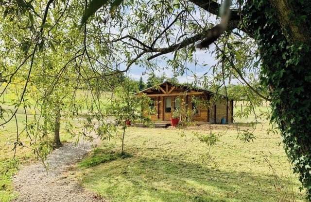 Comfortable nature cottage, fishing pond, swimming pool and jacuzzi in season