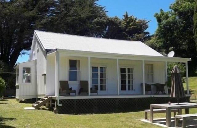 Comfortable Kiwi bach with privacy and views