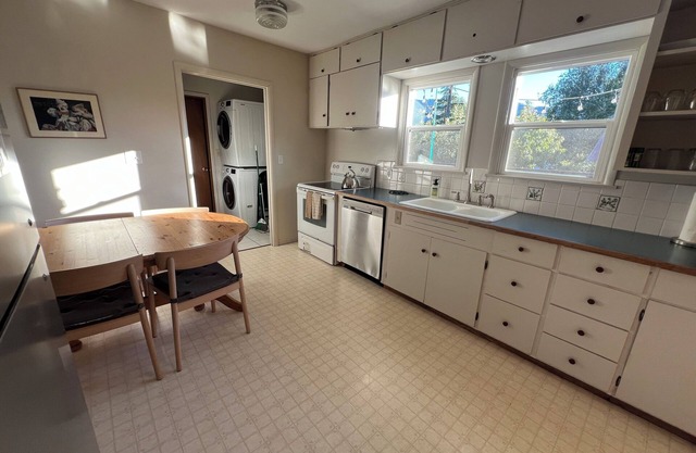 Comfortable Retreat - 4 Bedrooms, 2 Bathrooms - Pet Friendly Bingen Bungalow
