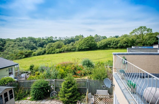 Comfortable retreat in Narberth, 2 miles from beach, countryside views, walks