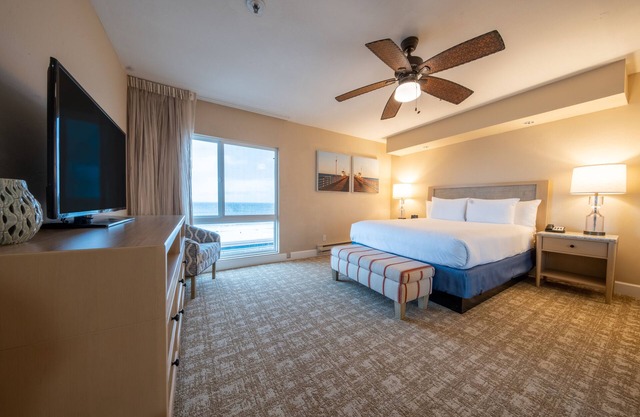 Comfortable Stay! Balcony, Parking, Walk to the Beach!