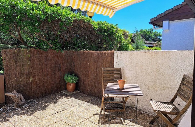 Comfortable studio close to the shops and oceans