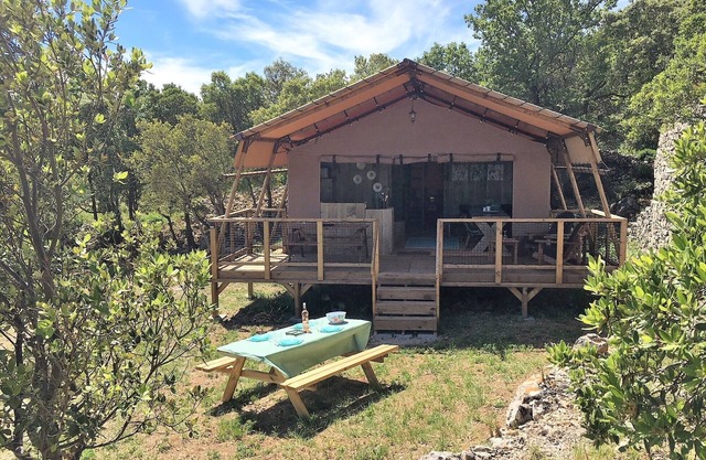 Comfortable tent, full nature on exceptional site, 10 mins from Lac Salagou
