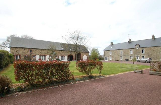 Comfortable townhouse with shared pool