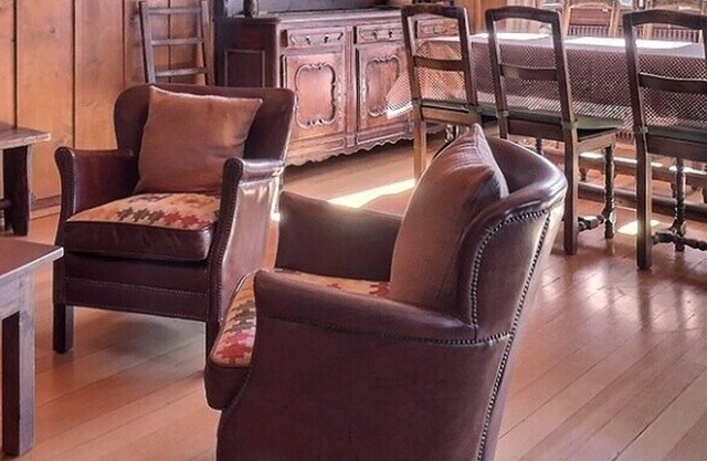 Comfortable traditional chalet on 2 levels for 7 to 8 people, living room, separated kitchen with di