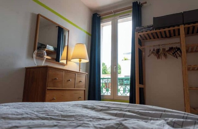 Comfortable two-room apartment just outside Paris.