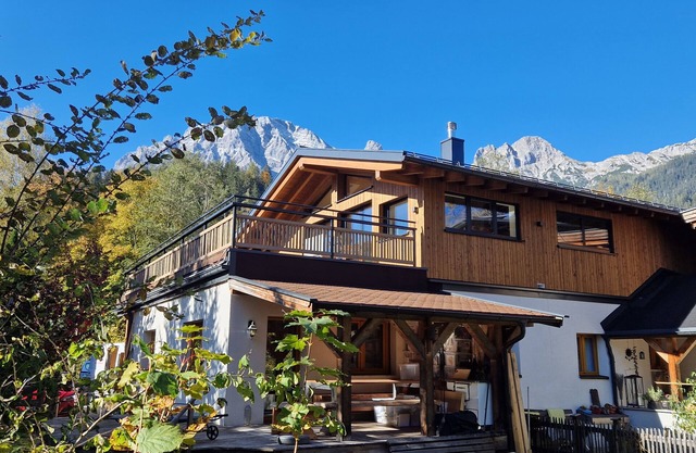 Comfortable vacation home near ski slopes, large sunny garden