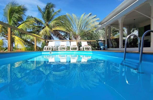 Comfortable villa, swimming pool, tropical garden, near beach st Anne, 8 pers