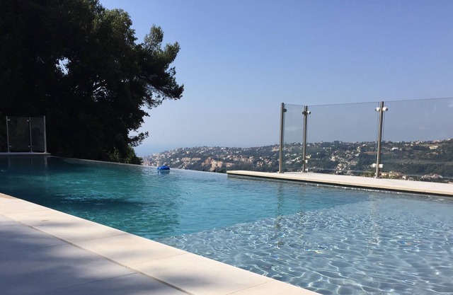 Comfortable villa, with infinity pool, sea view, on the heights of Nice