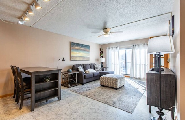 Comfy 1 bed/1 bath - 6 blocks from Mayo