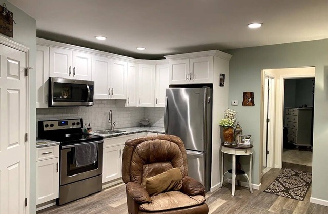 Comfy 1 bedroom apartment in great neighborhood with lots of space and big yard