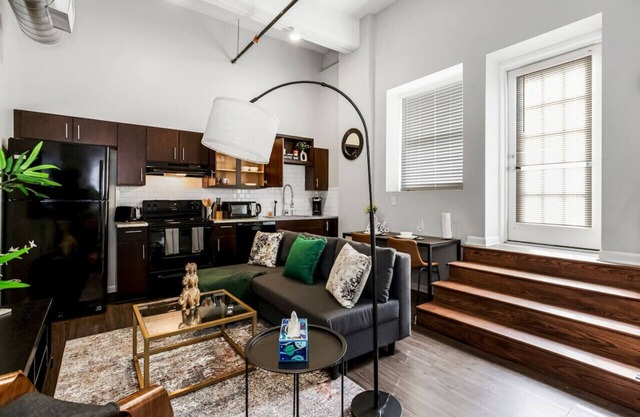 Comfy 1BR Parking, Rooftop Near Arrowhd & TMobile