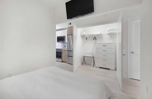 Comfy 1BR with Pool, Gym & Dining Just Around the Corner