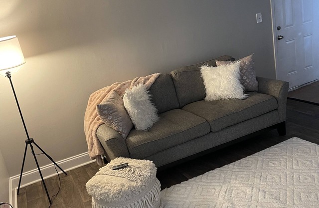 COMFY 2 BED ROOM SPACE W/OUT DOOR POOL