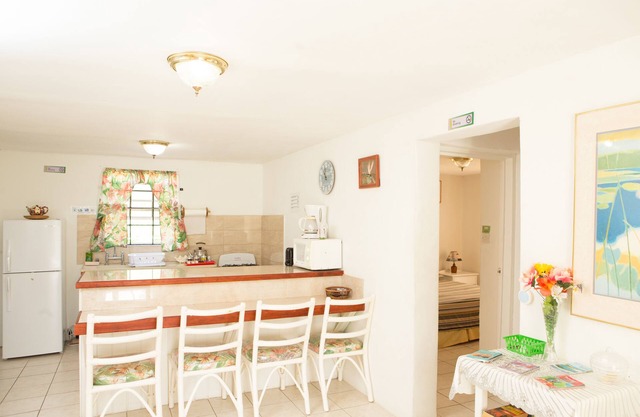 Comfy 2- bedroom apartment on Barbados' South Coast, near beach and attractions!
