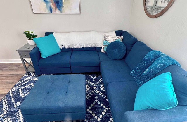 Comfy 2BR/1BA Apt Sum