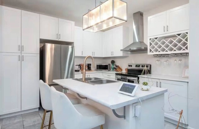 Comfy 3bed Woodstock Escape Upper Level home with 2nd floor Living Room,AC +more