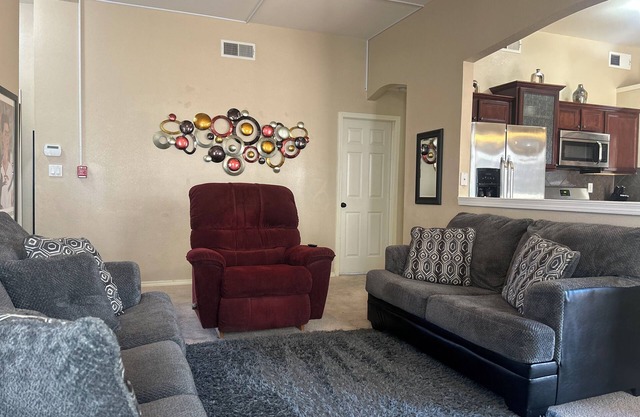 Comfy 4-bedroom Home with AC, Wi-Fi in El Paso Close to Dining, Bars, Shopping