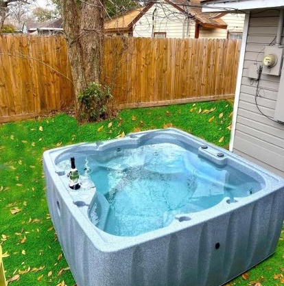 Comfy 5BR Holiday Home with Hot Tub, 10min from NGR Stadium