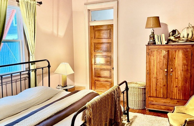 Comfy Guest Rooms with WiFi and AC in vibrant New Orleans
