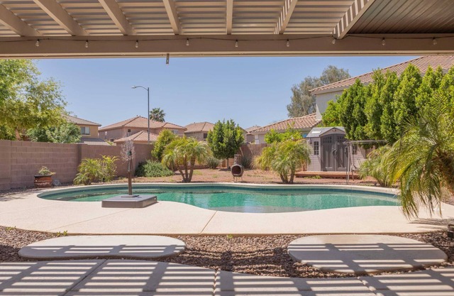 Comfy House, Private Backyard w/Pool, BBQ, Citrus