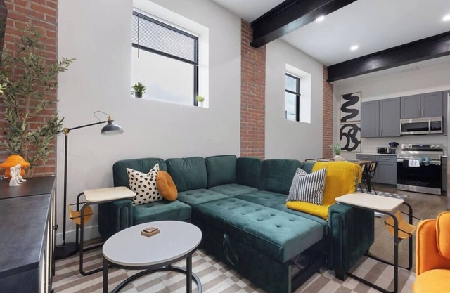 Comfy King Bed - Gym incl. - 10 min. to downtown