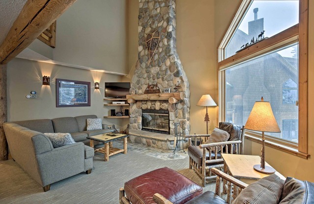 Comfy Lutsen Mountain Villa w/Balcony & Grill