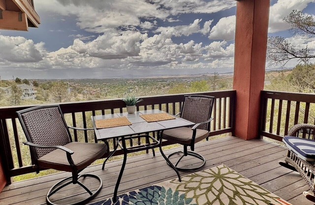 Comfy Mountain Side Stay - Incredible Views