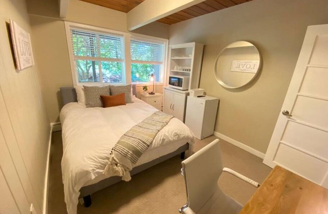 Comfy pretty room in Cedar Woods!