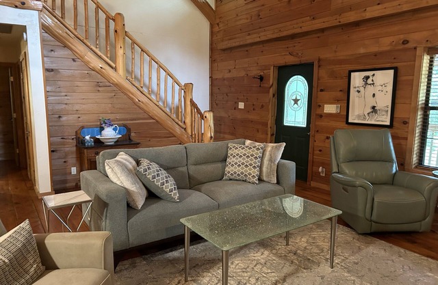 Comfy rustic cabin 1/2 mile from Lake Texoma is ready and fully stocked for 8+!