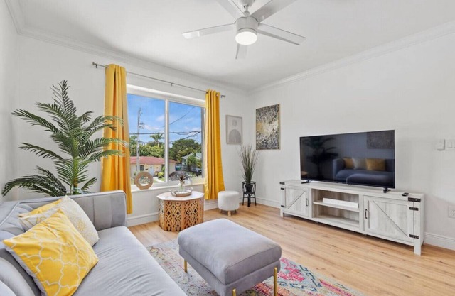 Comfy & Updated Apartment minutesaway from Airport