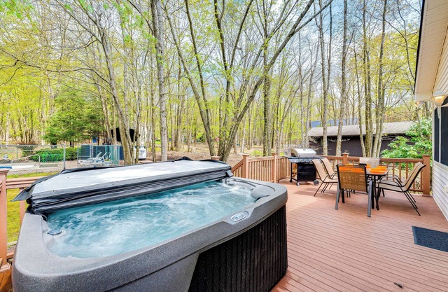 Community Lake Access: Albrightsville Family Home