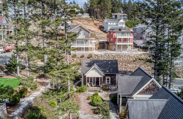 Compact Upscale Living in Sweet Cabin Near Fire-pit and Summer Saltwater Pool!