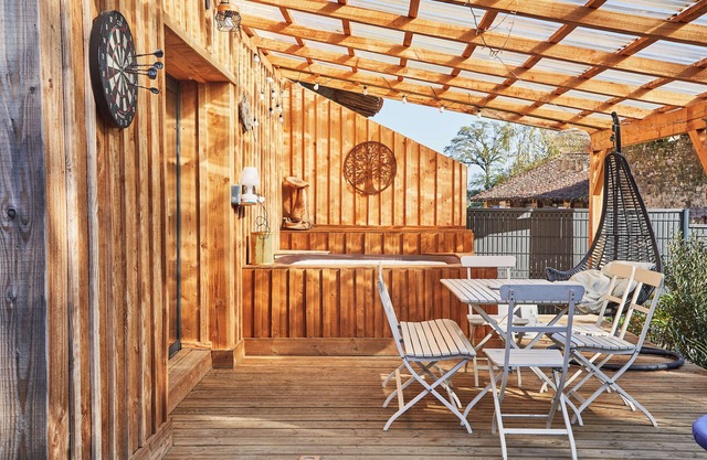 Complete gîte for 11 people with jacuzzi, fenced garden and pets allowed.