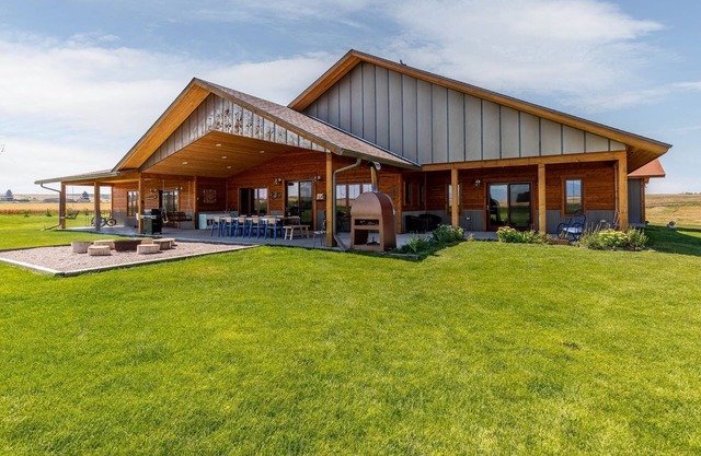 Complete privacy! Gameroom, Sauna, Cold Plunge, B-ball, Campfire, & Yard Games.