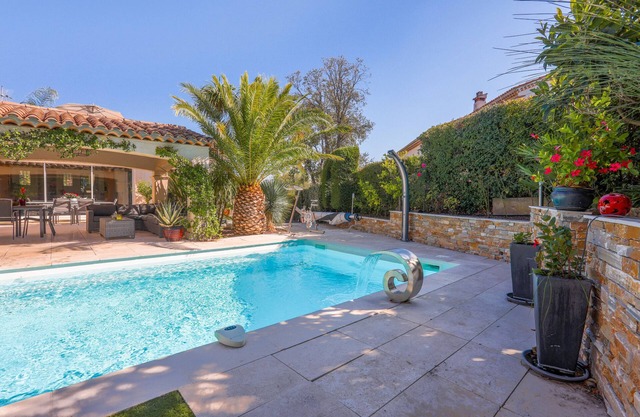 Complete Villa Au Clos Provençal with sea view, Wi-Fi and air conditioning